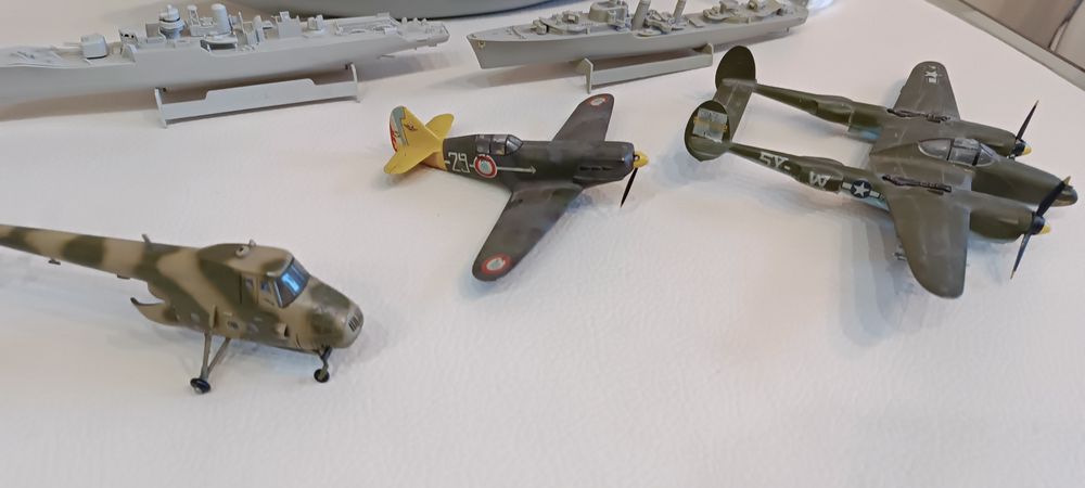 Сборные модели корабли и самолёты.