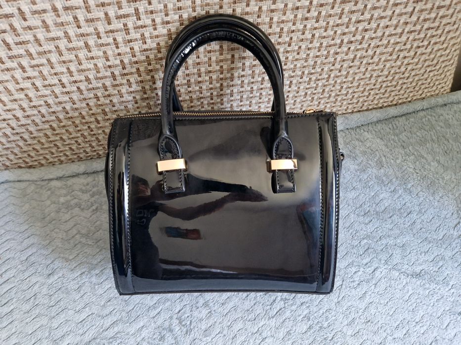 Сумочка лакована