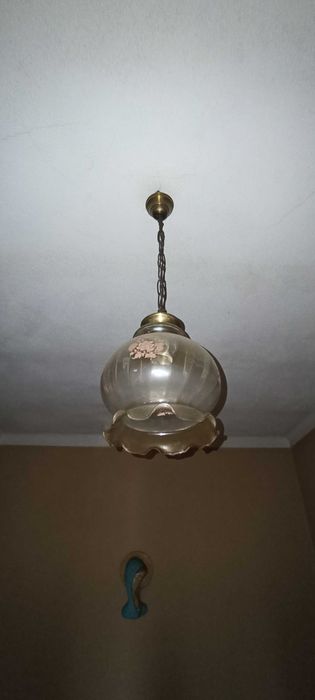Candeeiro antigo de teto em bom estado