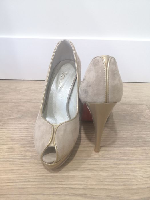 Stilletos de camurça beje com sola rosa da Samelli