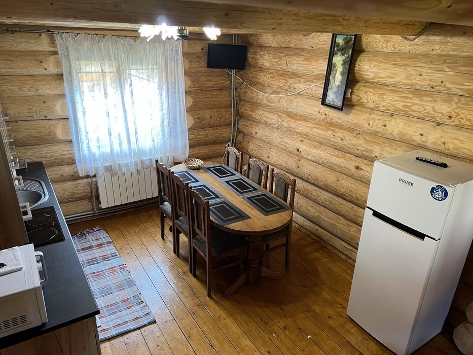 Здають деревʼяні двоповерхові будинки з кухнею