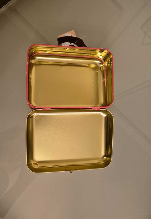 Sprzedam metalową mini śwąteczną walizeczkę na np. prezenty