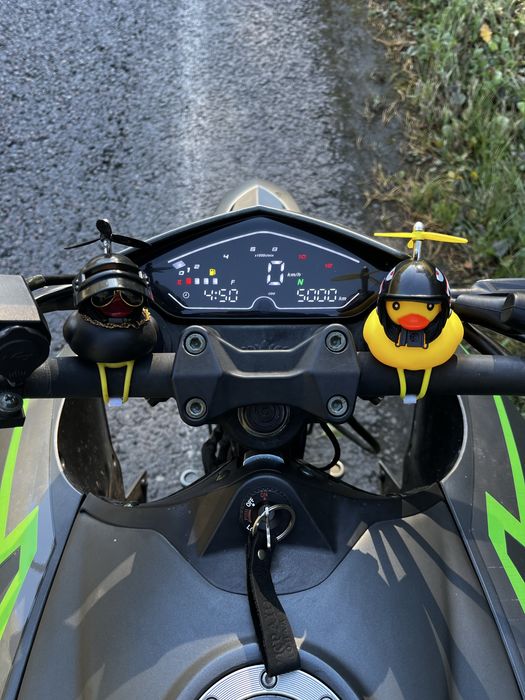 Добре їде нічого робити не потрібно. Сів поїхав все світить вс працює