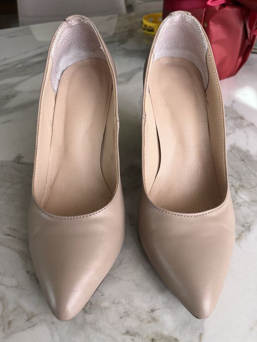 Шкіряні туфлі бежевого кольору.