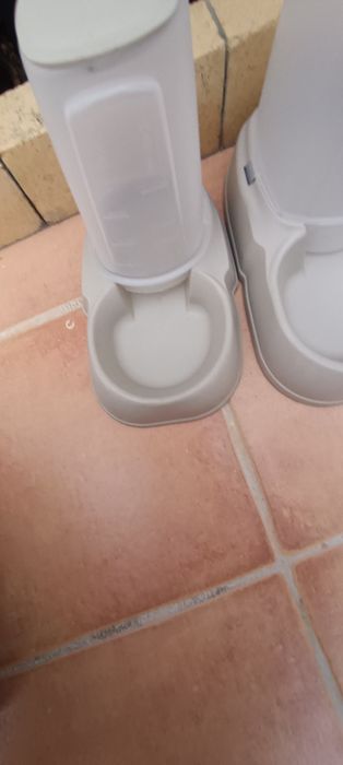 Dois comedouros para animais domésticos com grande capacidade.