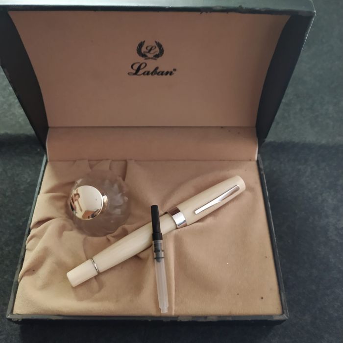 Caneta com tinteiro em marfinite marca Laban