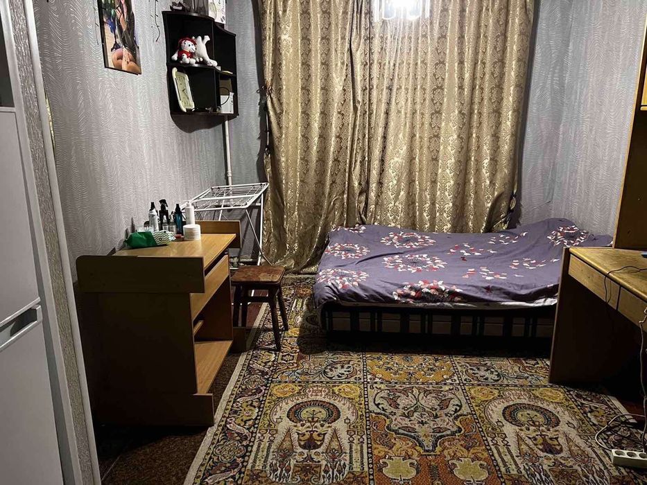 Комната в коммуне на Юго-западном массиве