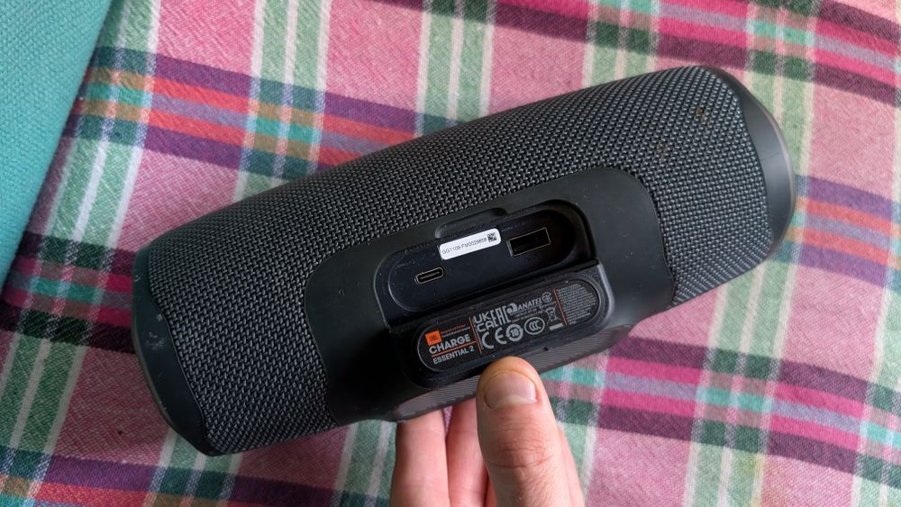 Колонка JBL Charge Essential 2 с комплектом