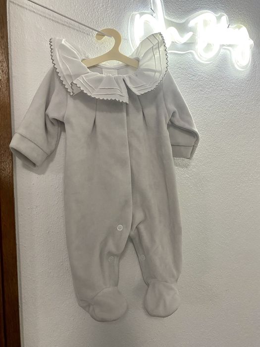 Babygrow veludo cinza c/ gola (2/3m) - novo