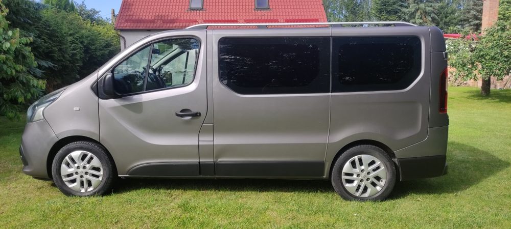 Renault Trafic 9 osobowy.