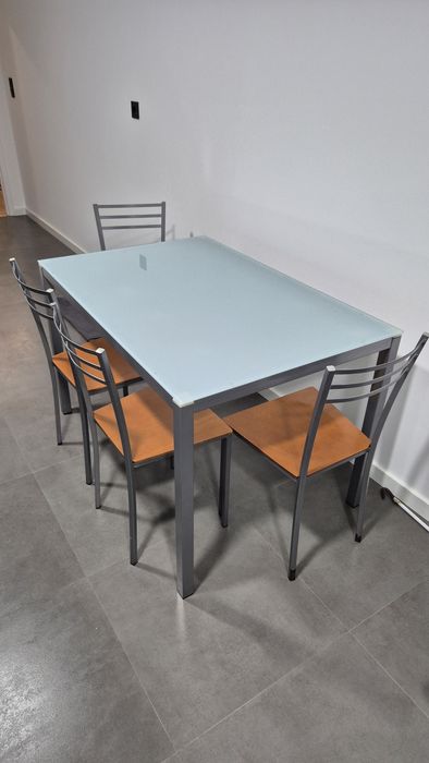 Mesa de cozinha e 4 cadeiras