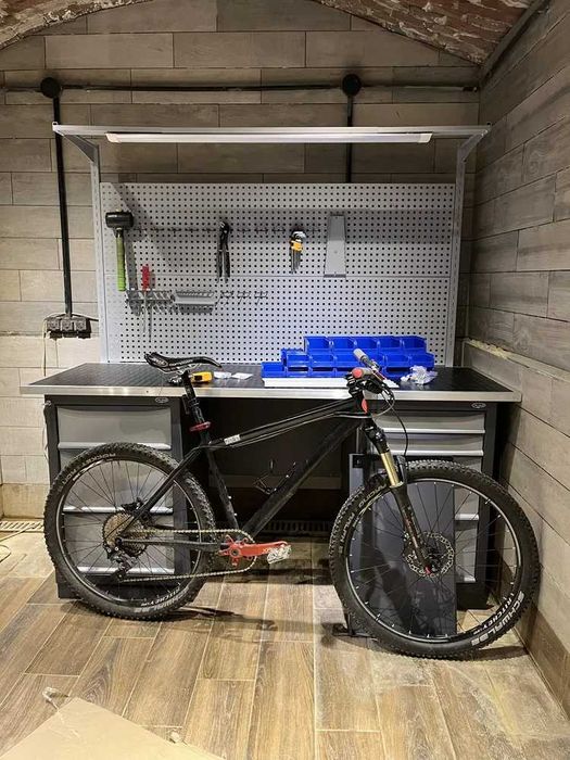 Верстак для гаражу. Металевий, ширина 1.8 м, перфорація