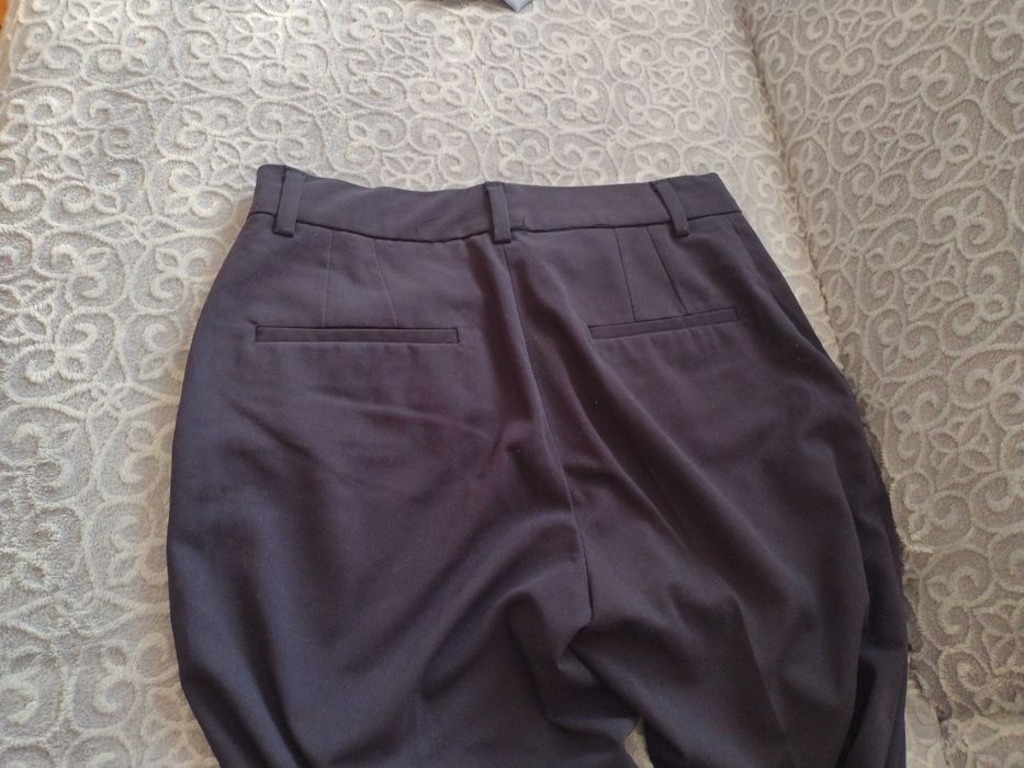 Granatowe eleganckie spodnie Mango 34