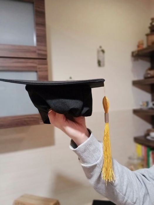 Czarna czapka z pomponem