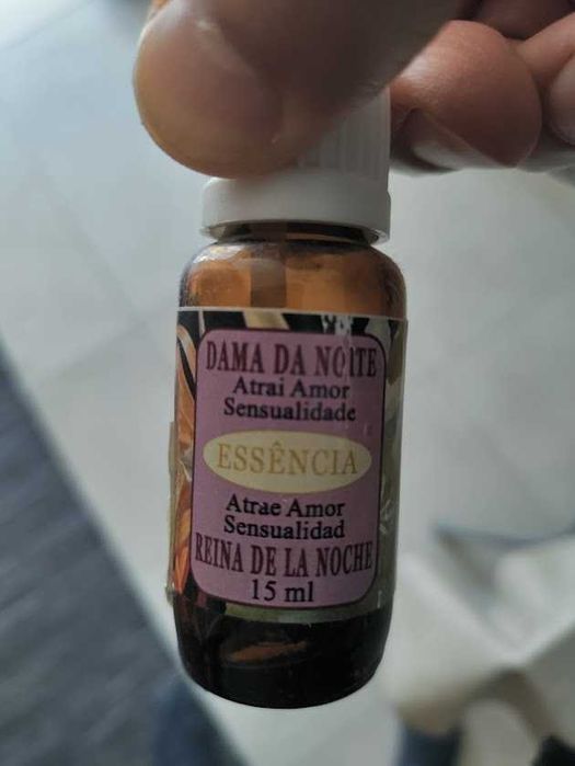Expositor com variados Óleos de Essências Florais da Cacia