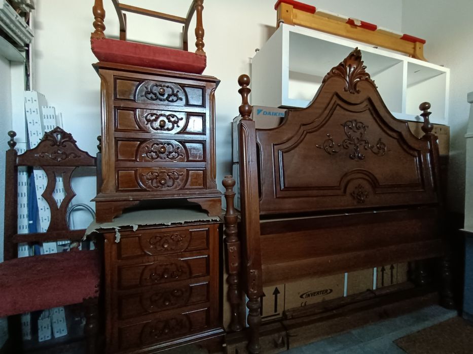 Conjunto Quarto: Cama, Cabeceira e Cadeiras Antigas