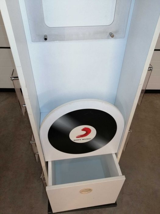 Regał ekspozycyjny Sony music na płyty winylowe