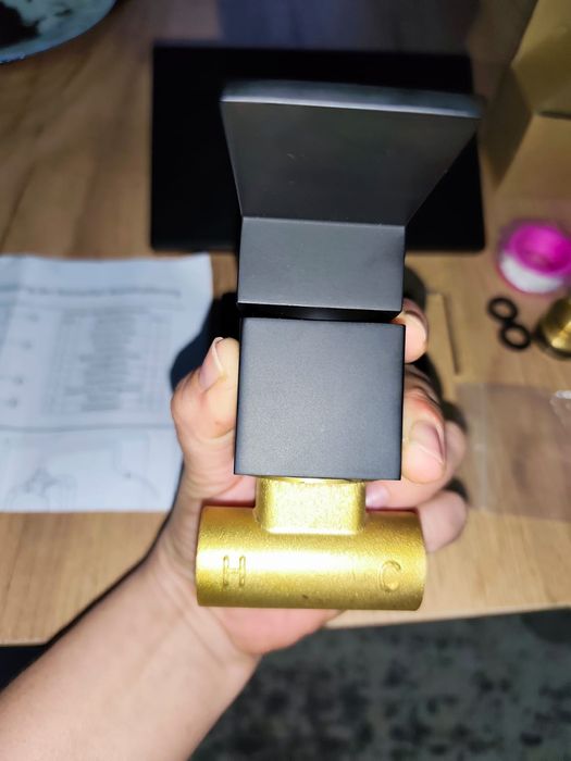 Naścienny kran wodospadowy, bateria ścienna podtynkowa czarna