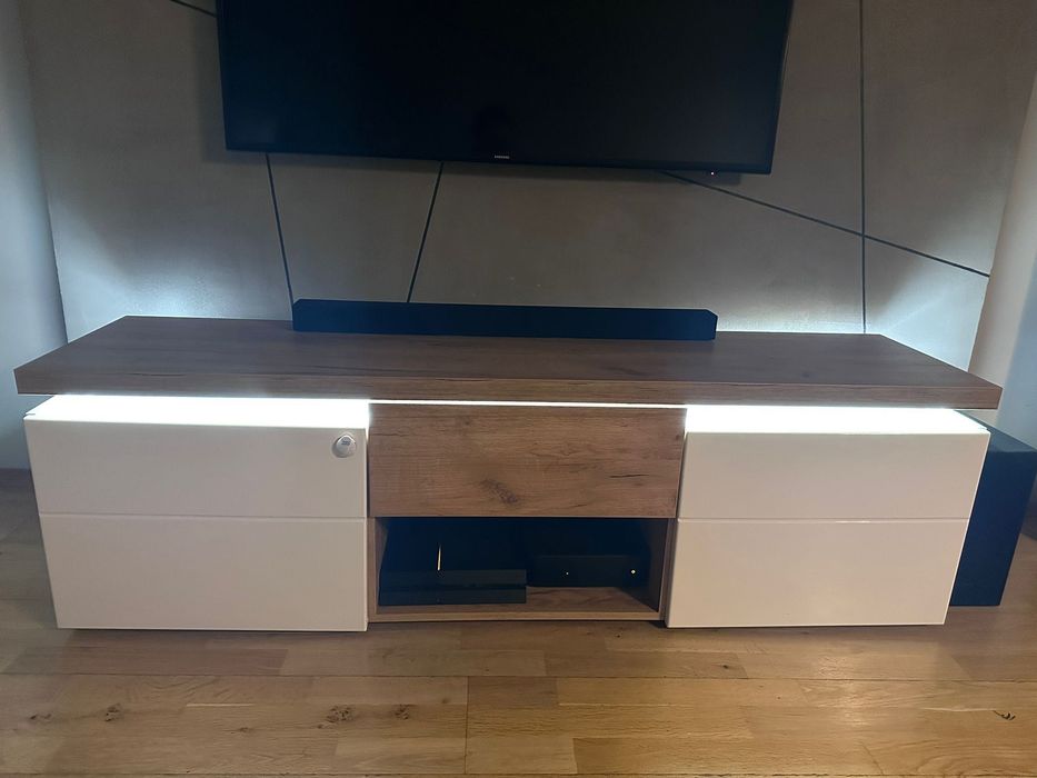 Szafka RTV z oświetleniem LED – biały połysk / dąb