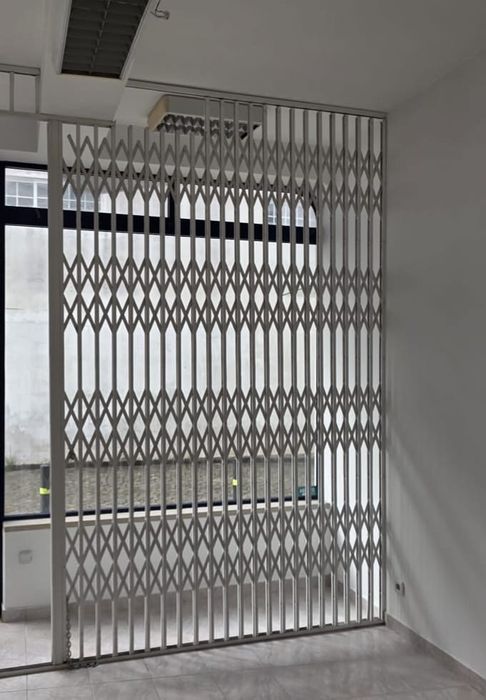 Grade de segurança metálica extensível (tipo leque)