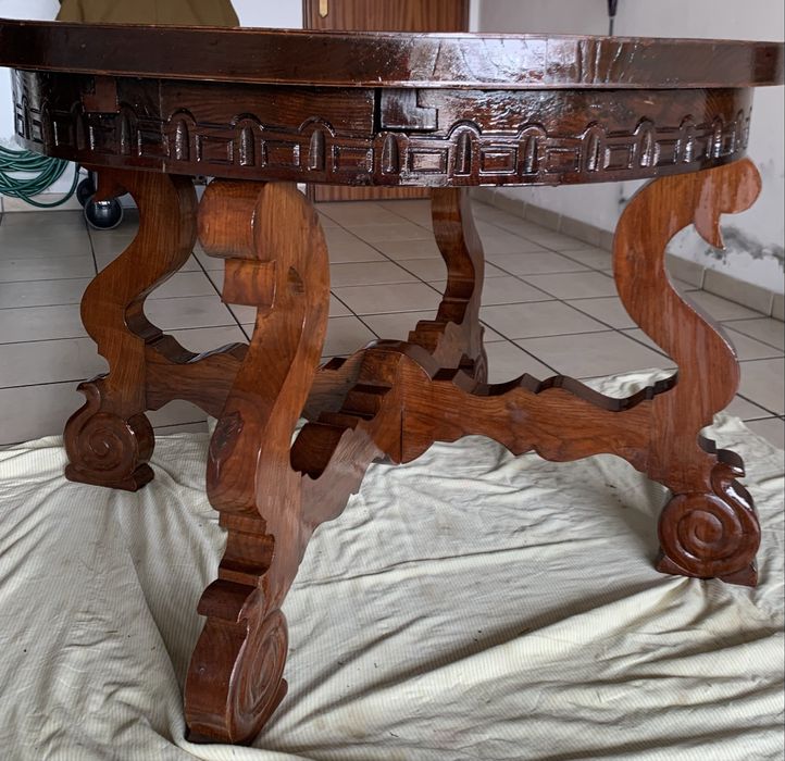 Magnifica Mesa redonda trabalhada