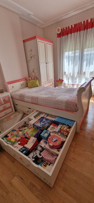 Cama e mesa de cabeceira em madeira maciça  com pintura manual.