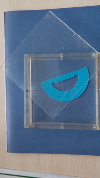 Контейнер з оргстекла.