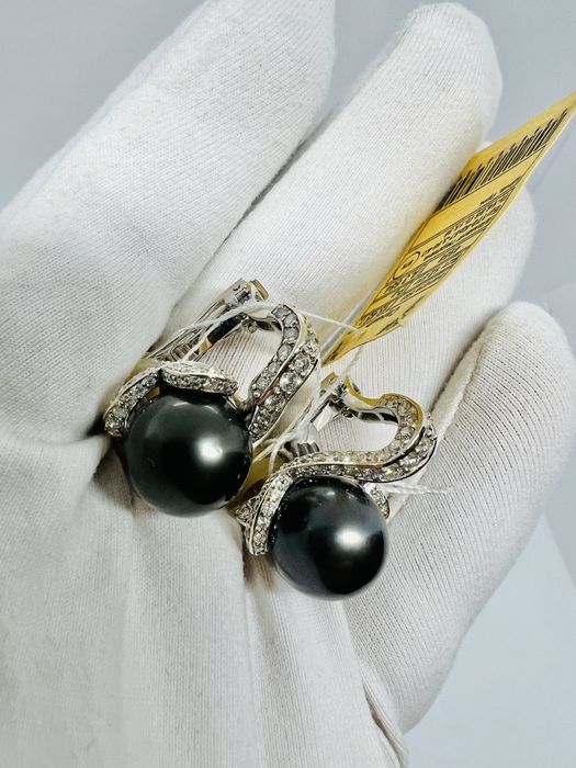 Золоті сережки з натуральними діамантами 3.56 карат та перлинами.