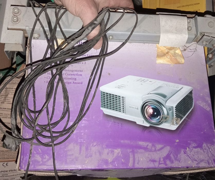 Projector with Screen and Stand445559038206945282
