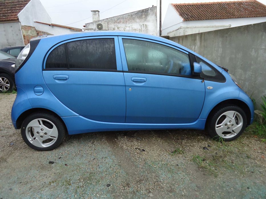 Mitsubishi i-MiEV de 2012 só ás peças