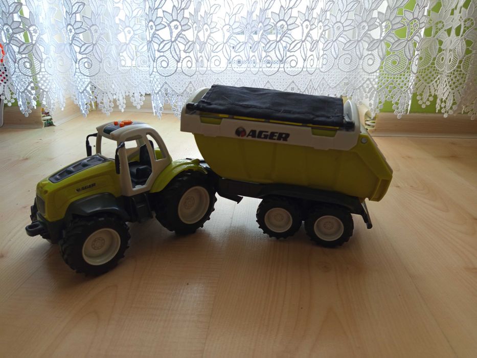 Traktor z przyczepą
