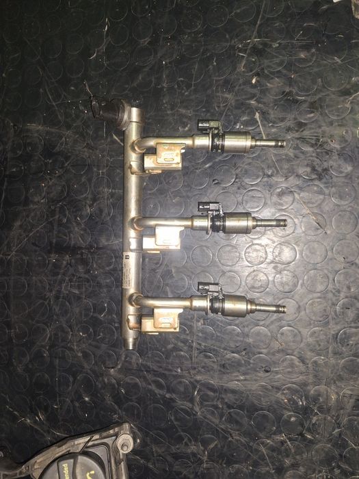 Varias peças do motor Ford 1.0 ecoboost
