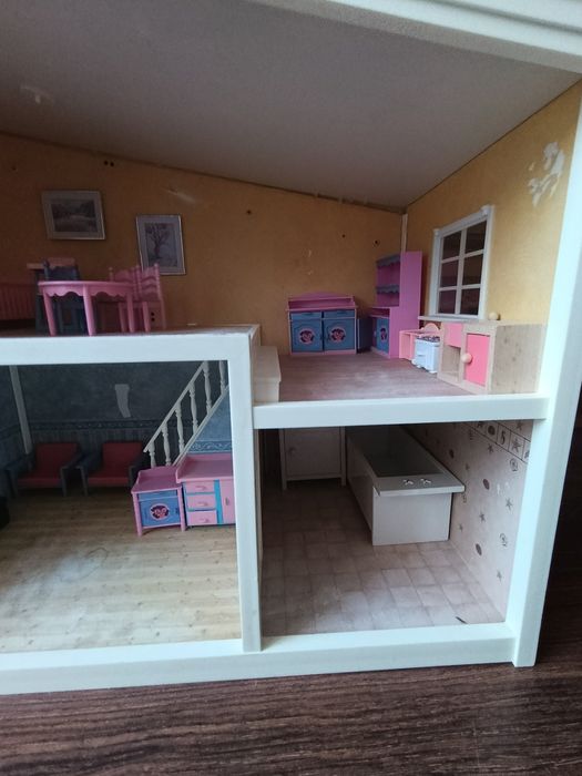 Domek dla lalek plus mebelki