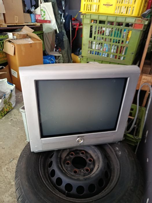 Telewizor Fujitsu z pilotem