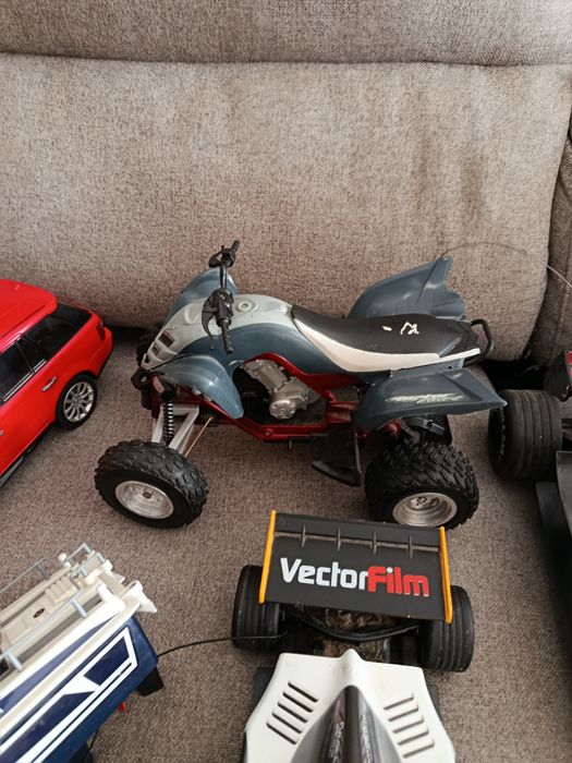 Lote de veículos telecomandados (Carros/Mota/Barco)