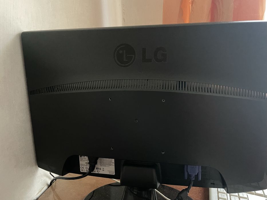 Монітор для ПК компьютера LG Flatron w2243s повністю працючий