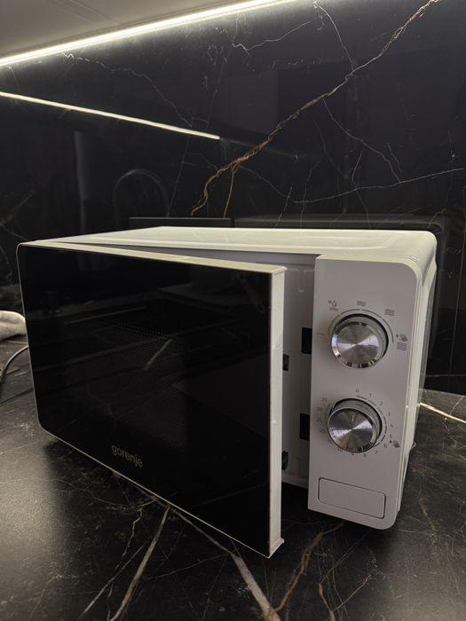 Мікрохвильова піч Gorenje MO20E1