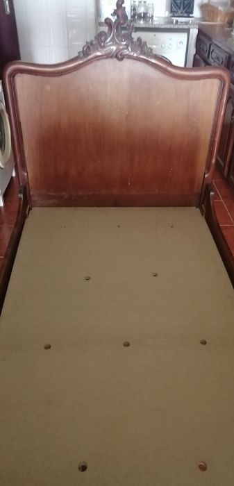cama de estilo em madeira nobre, com estrado e colchão, não entrego