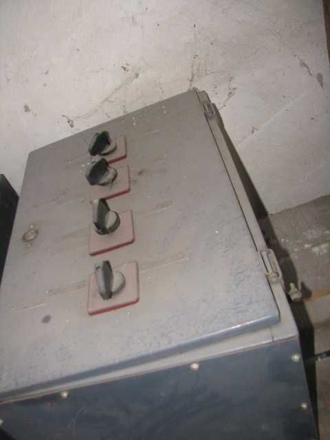 Ящик комутаційний електричний металевий з дверцятами, що закриваються.