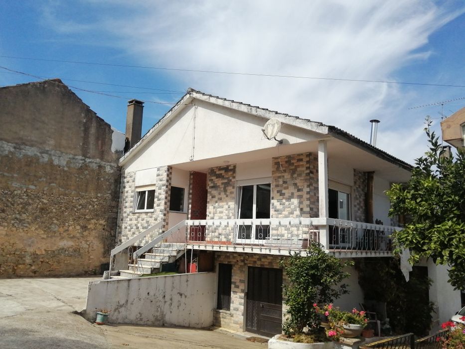 Andar de Moradia T3 c/ garagem na zona do Arrabal