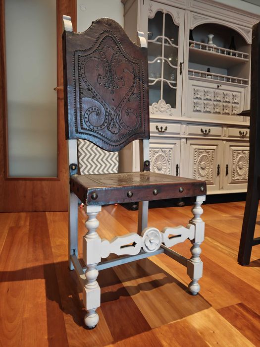 Mesa de Jantar Antiga Extensível + 6 Cadeiras (Madeira Maciça)