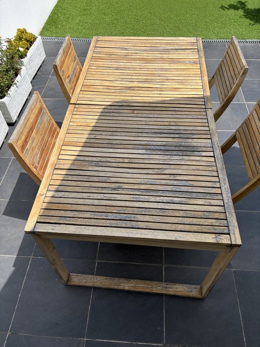 Mesa e cadeiras em madeira de rua