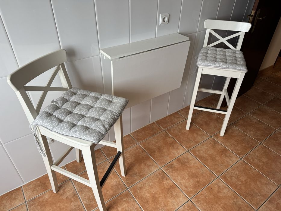 2 cadeiras e mesa de cozinha ou varanda