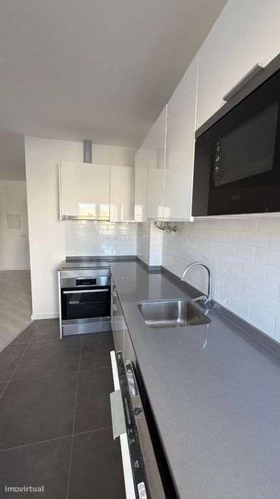 Apartamento T0 com parqueamento e vistas de mar
