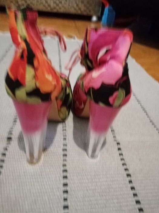 Sapatos com tecido floral. Tm 37.