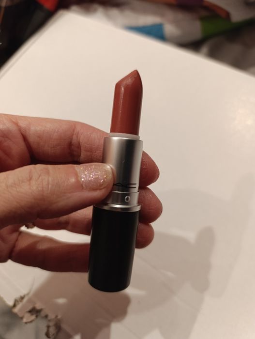 MAC szminka kolor Cosmo