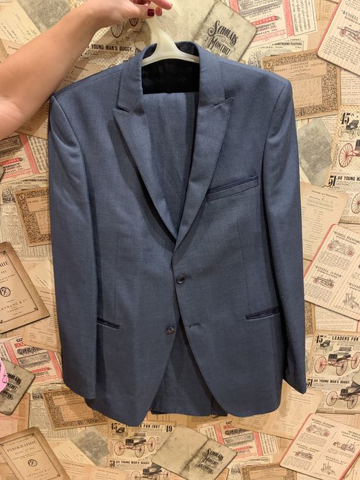 Костюм GAUDI как новый. Выпускной или свадебный.