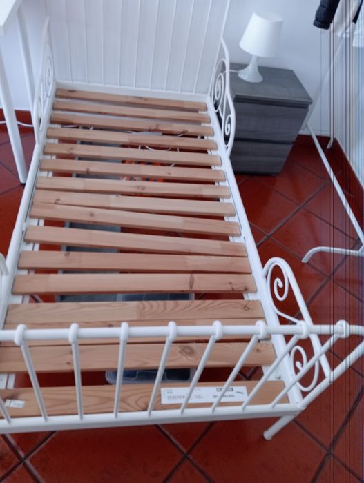 Cama IKEA com estrado e colchão.