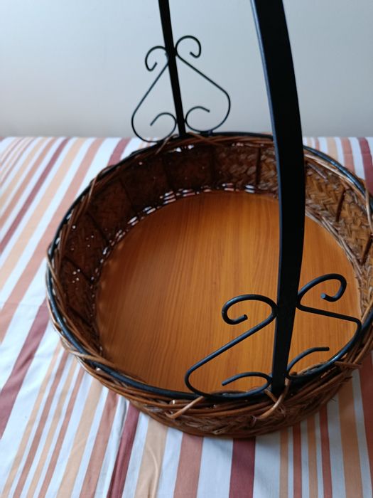 Cesto de vime com ferro fundido preto