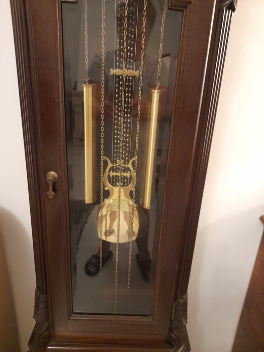 Relógio de pé alto,em madeira com todos os toques que este tipo de Reb